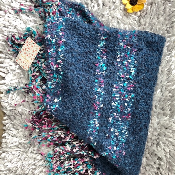 🆕New with tags FREE PEOPLE SNUGGLE TRIANGLE SCARF - Picture 9 of 9